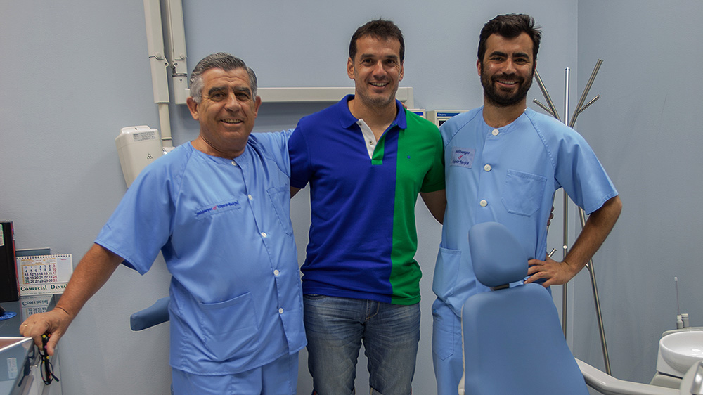 Esteban, portero del Real Oviedo CF, en la Clínica Dental Rehberger - López-Fanjul, con el Dr..Rehberger Olivera y el Dr. Rehberger Bescós