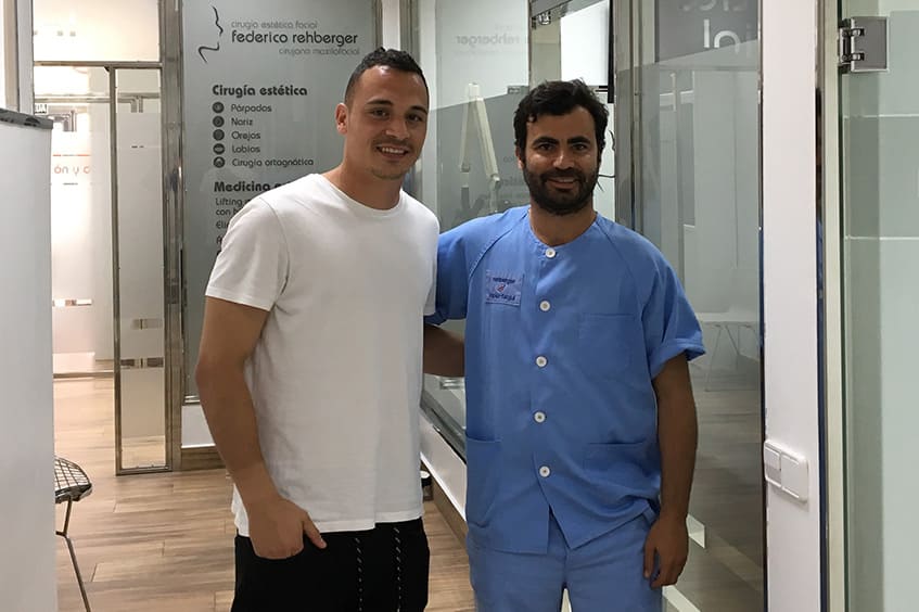 Alfonso Herrero realizando estudio de bruxismo en la clinica dental con federico rehberger