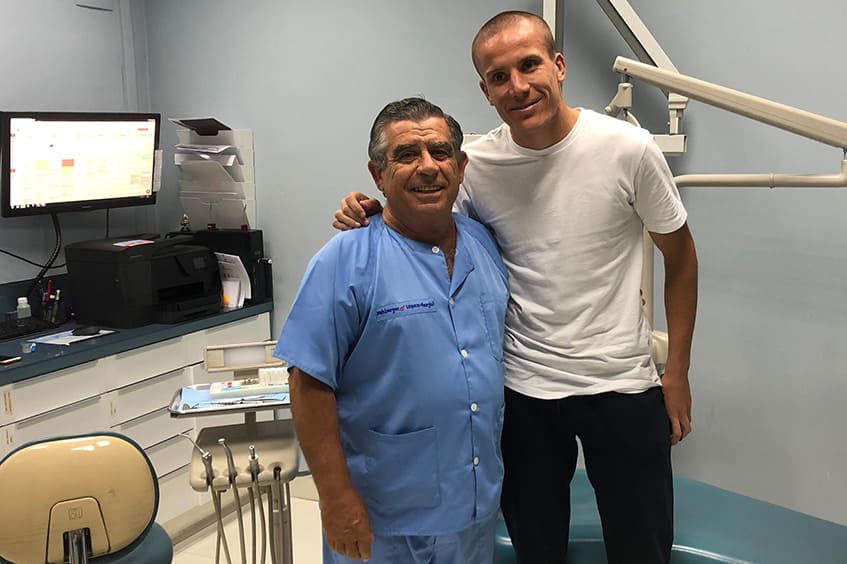 Emmanuel González Rodríguez LOLO realizando estudio de bruxismo en la clinica dental con guillermo rehberger