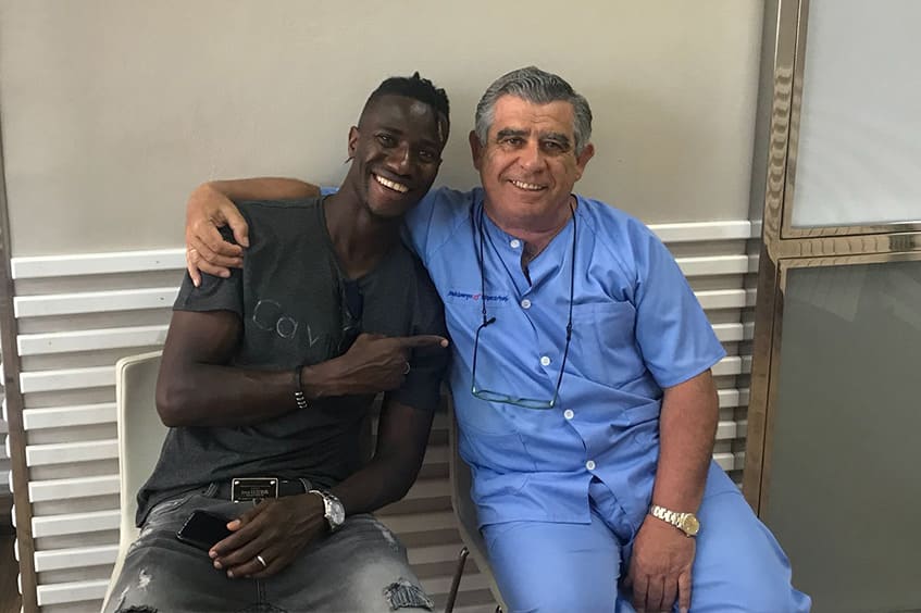 Ibrahima-Balde-jugador-del-real-oviedo-en-la-clinica-dental-rehberger