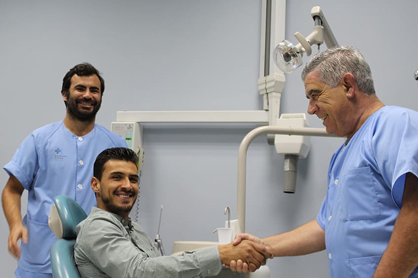 Oswaldo-Alanis-jugador-del-Real-Oviedo-en-la-clinica-dental-rehberger