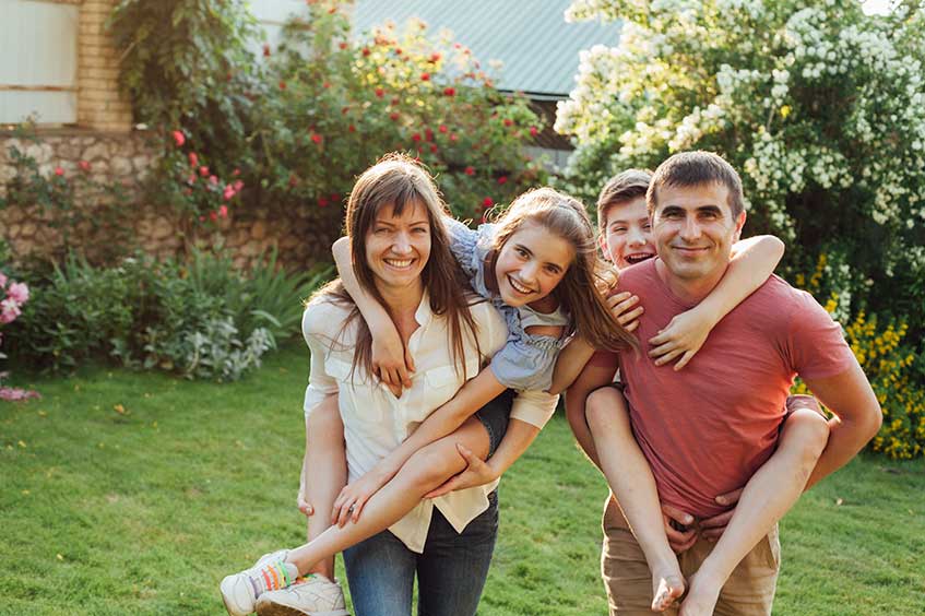 familia-feliz-sonrisas-en-asturias