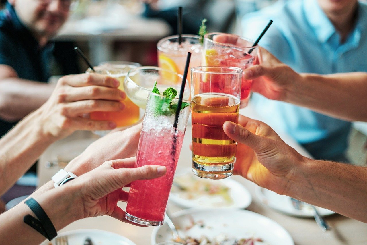 Reunión de personas tomando refrescos