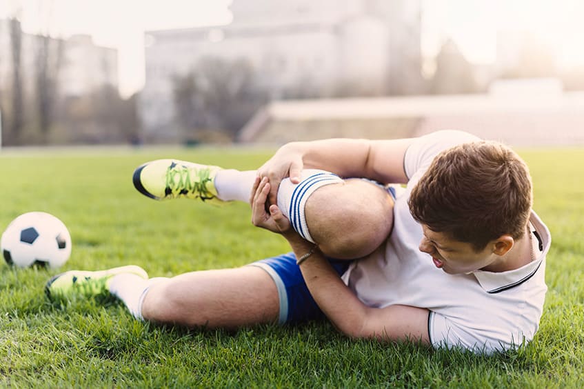 dolor-pierna-futbolista-caries-y-deporte-odontologia-deportiva-asturias