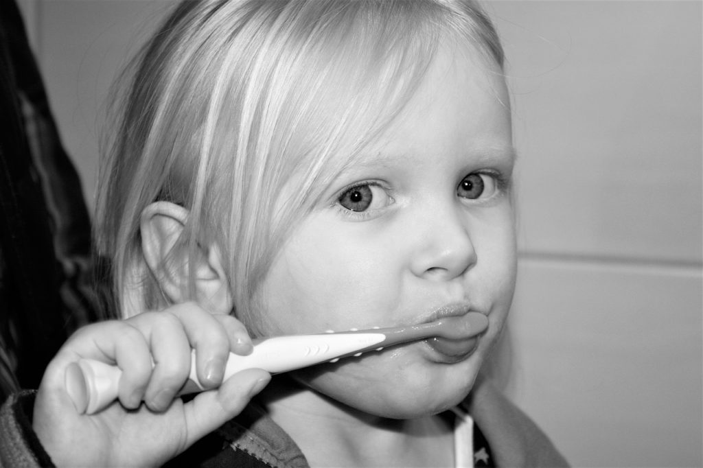 Niña lavándose los dientes