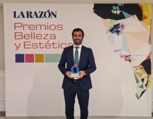 Foto de Federico Rehberger con el premio Belleza y Estética